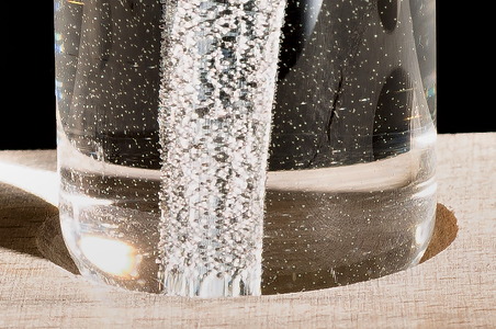 Ein Stük Magnesium in einem Reagenzglas mit Wasser